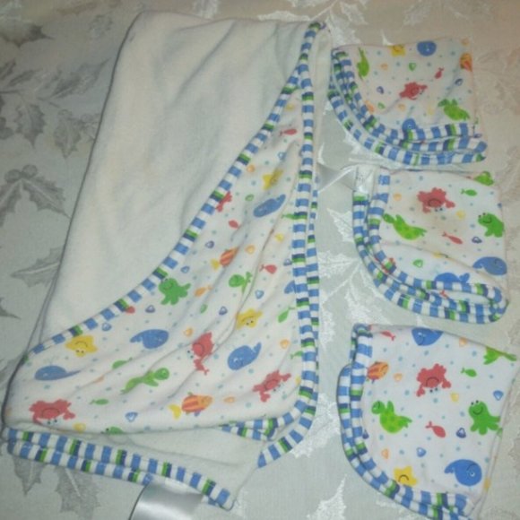Babies R Us Fish Under the Sea Hooded Towel With 3 Wash Cloths - Picture 3 of 5